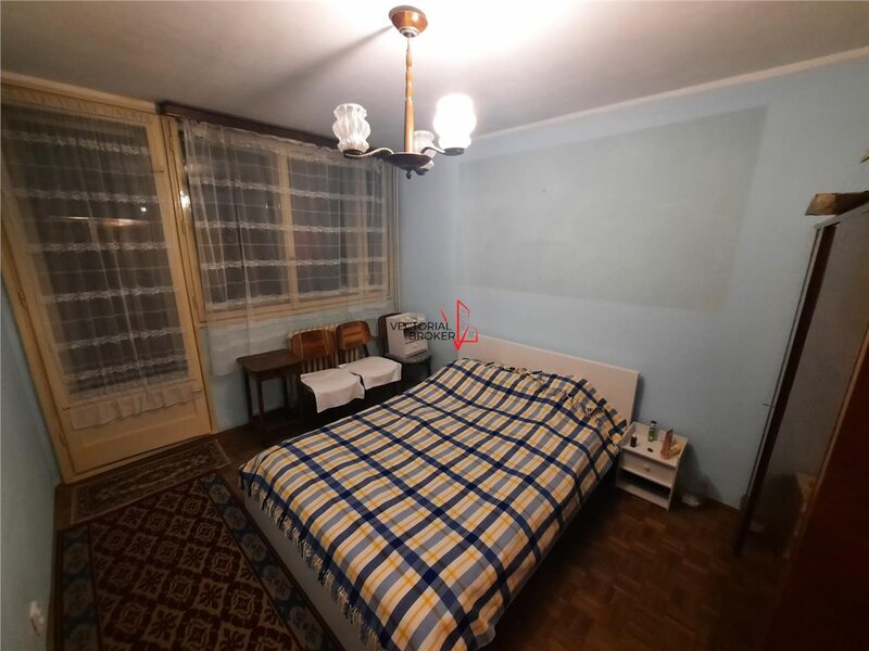 Postavarul- Codrii Neamtului, 10 minute de metrou Nicolae Grigorescu 3 camere semidecomandat,