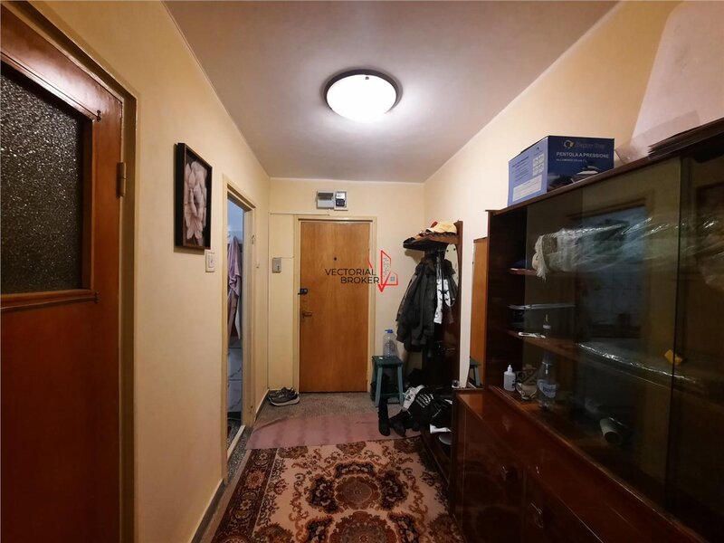 Postavarul- Codrii Neamtului, 10 minute de metrou Nicolae Grigorescu 3 camere semidecomandat,