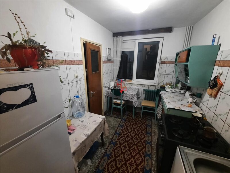 Postavarul- Codrii Neamtului, 10 minute de metrou Nicolae Grigorescu 3 camere semidecomandat,