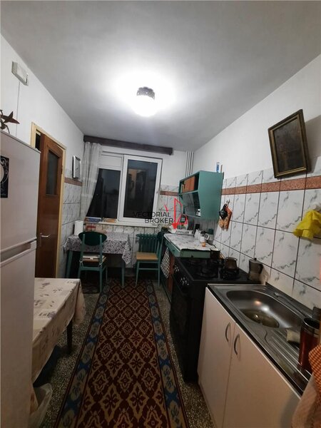 Postavarul- Codrii Neamtului, 10 minute de metrou Nicolae Grigorescu 3 camere semidecomandat,