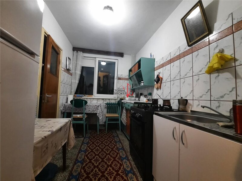 Postavarul- Codrii Neamtului, 10 minute de metrou Nicolae Grigorescu 3 camere semidecomandat,