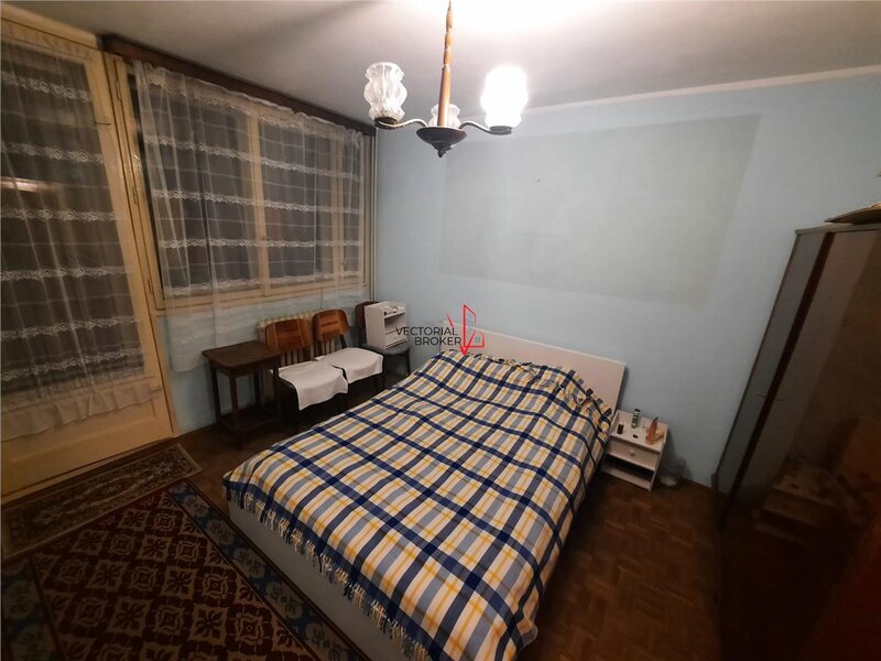 Postavarul- Codrii Neamtului, 10 minute de metrou Nicolae Grigorescu 3 camere semidecomandat,